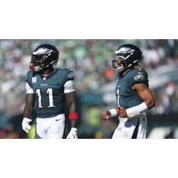 A.J. Brown a enfin revêtu le maillot des New England Patriots après sept ans A.J. Brown a enfin revêtu le maillot des New England Patriots après sept ans